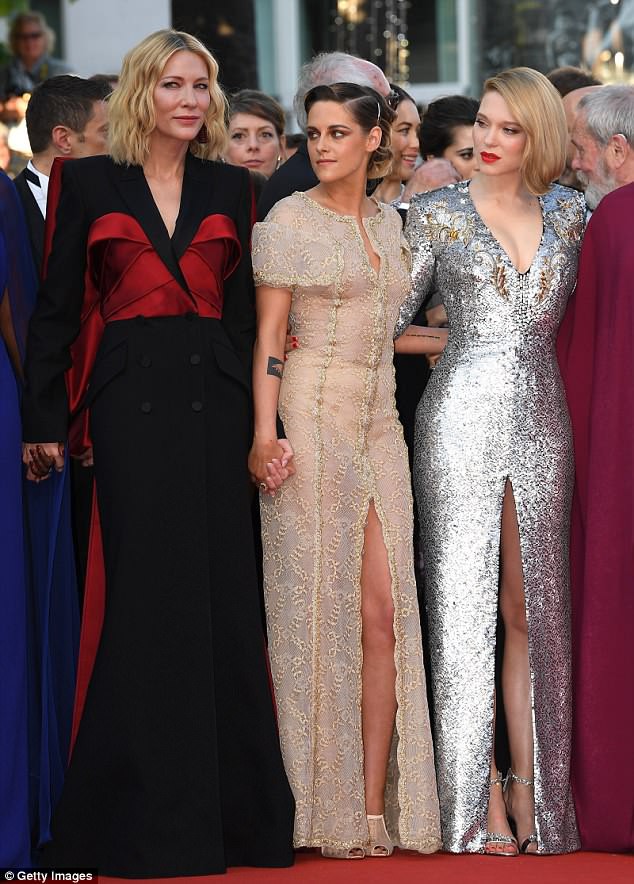 Kristen Stewart kém sắc trong ngày bế mạc và công bố kết quả giải thưởng LHP Cannes 71 Kristen Stewart kém sắc trong ngày bế mạc và công bố kết quả giải thưởng LHP Cannes 71